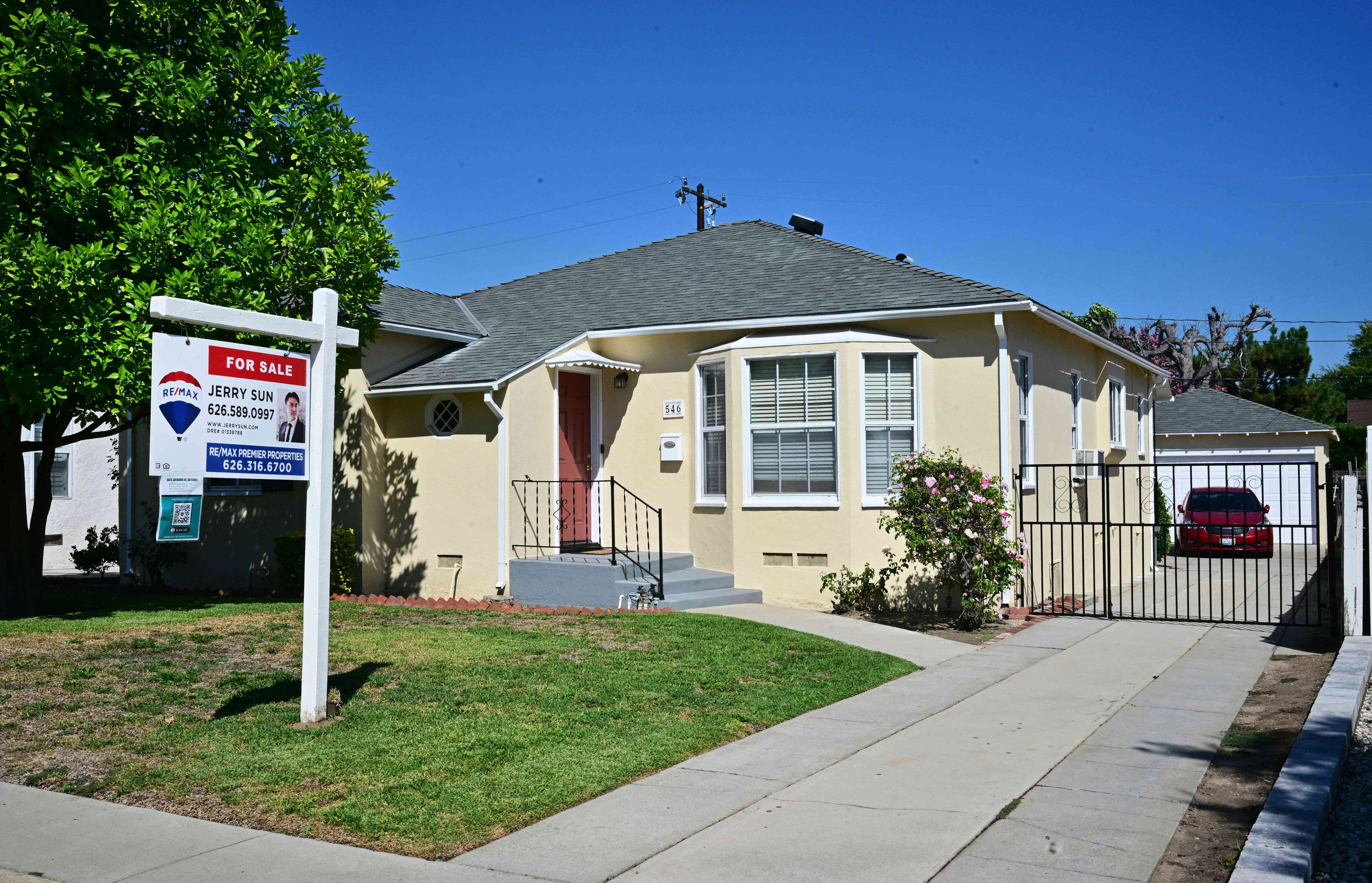 A For Sale sign is posted in front of a home for sale in San Marino, California on September 6, 2023. With US mortgage rates rising to 15-year highs hovering around 7.2% to start the post-Labor Day period, the difference between new 30-year home loan rates and on all outstanding US mortgage debt has not been this wide since the 1980s.